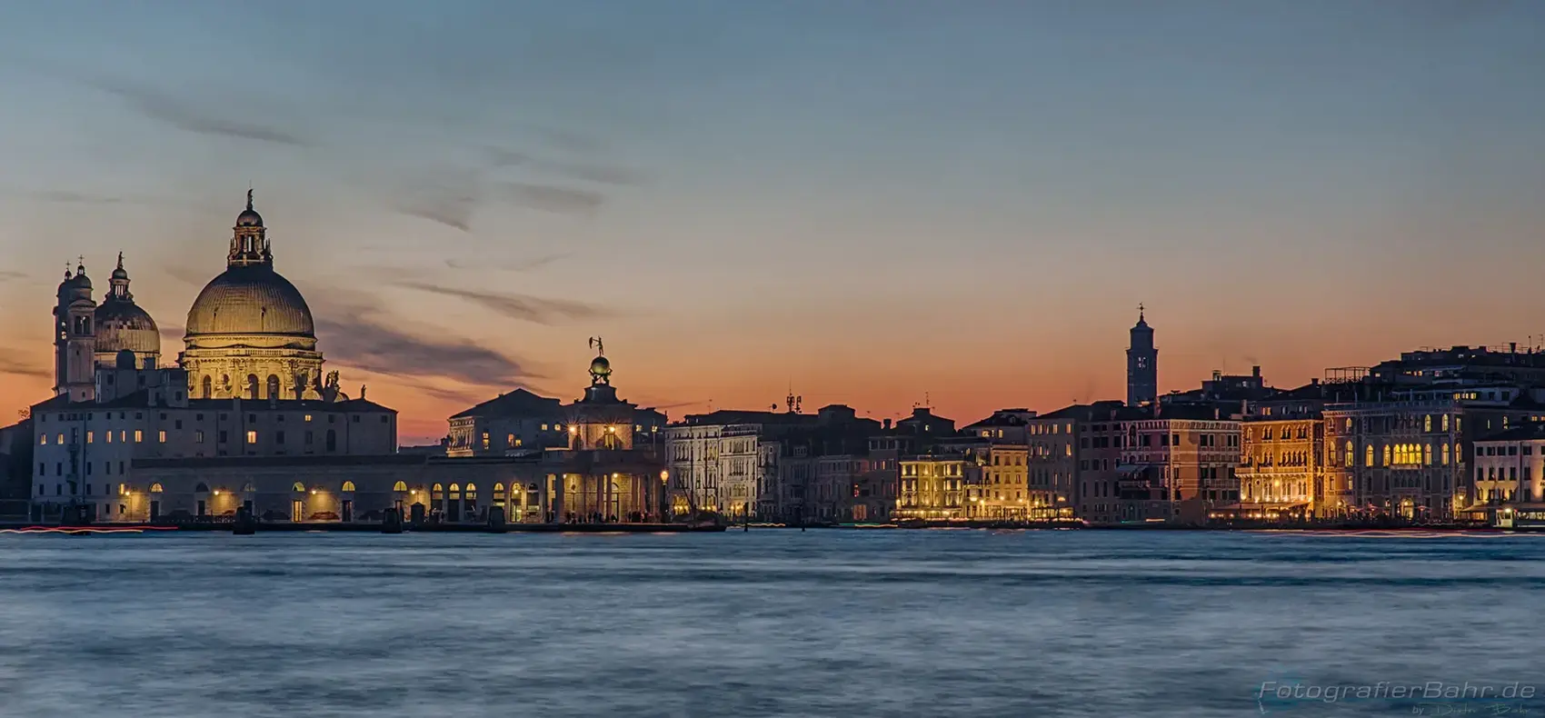 Architektur bei Nacht
